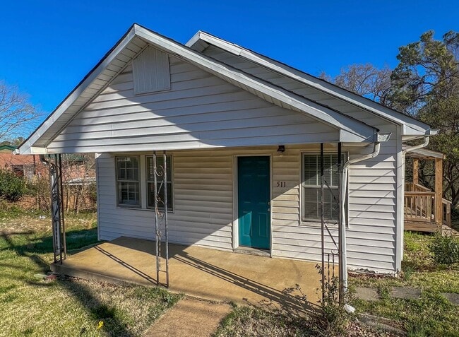 Building Photo - Move-In Specials Available! Single-Family Home Downtown Clarksville!