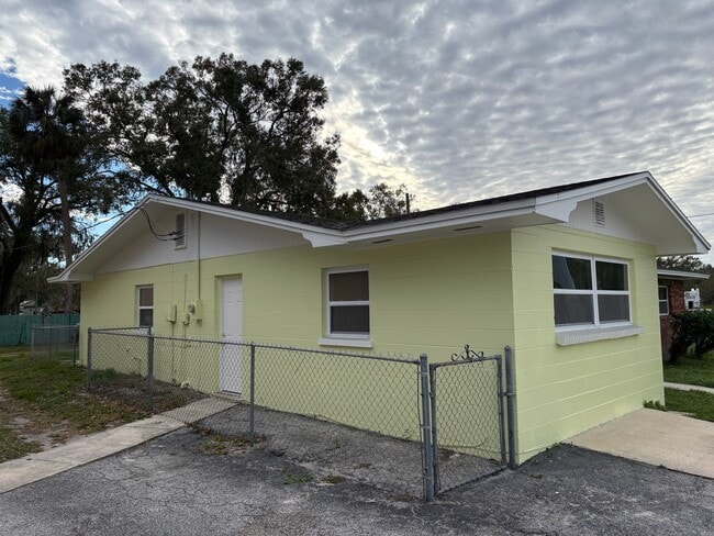 Building Photo - For Rent: 4-Bedroom Home in Lakeland