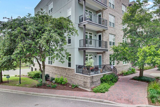Building Photo - Daniel Island Condo Close to Marina