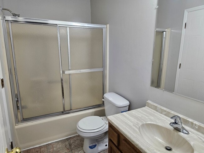Building Photo - Move in special! 2 bedroom 2 bath duplex