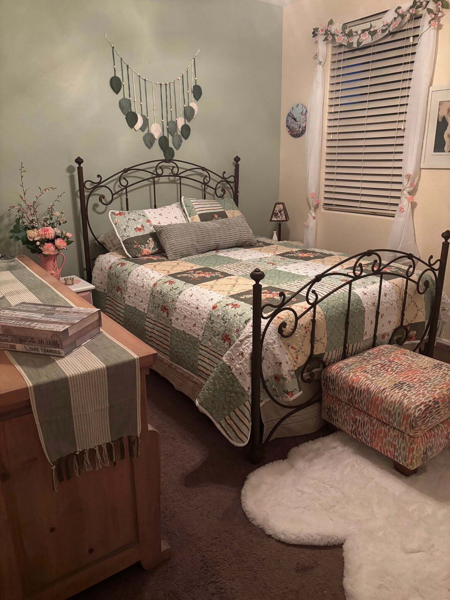 Guest room with queen bed - 4518 N Petersburg Dr