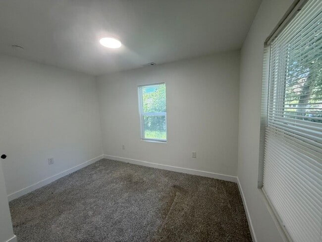 Building Photo - New Listing-Super cute newly renovated 3 BDRM