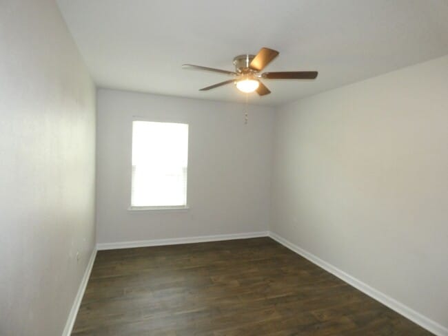 Building Photo - 3 Bed/2 Bath - Modern Upgrades