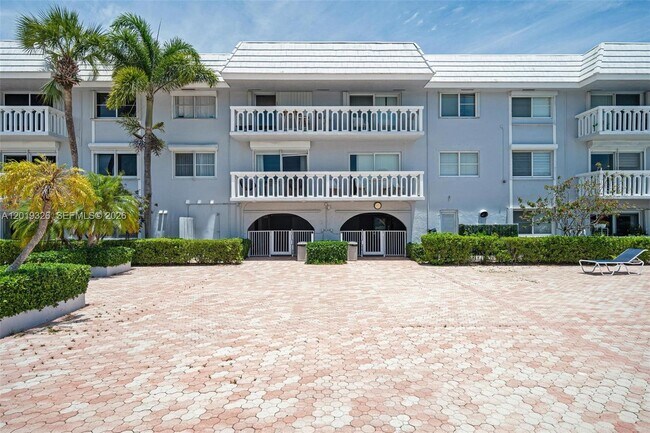 Building Photo - 100 Edgewater Dr
