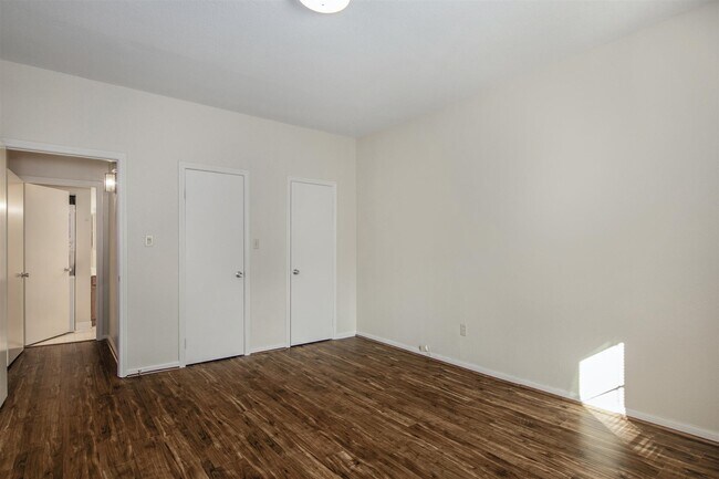 Building Photo - 2400 N Braeswood Blvd
