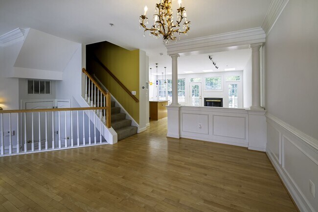 Building Photo - Tower Oaks First-Time Townhome in Rockville is Move-in Ready!