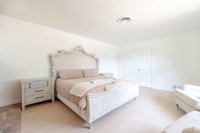 Building Photo - Relaxing 4BR Family Home Near Attractions ...