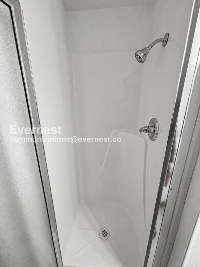 Building Photo - 4 Bed/3 Bath Home with Fenced Yard & Garage / Available Now!