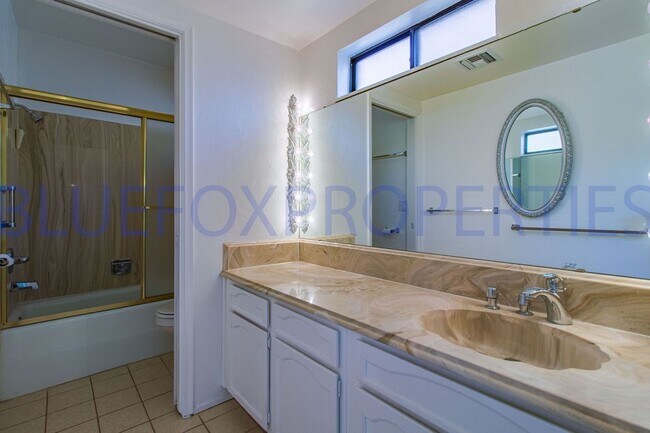 Building Photo - Stunning home off Sunrise and Swan!