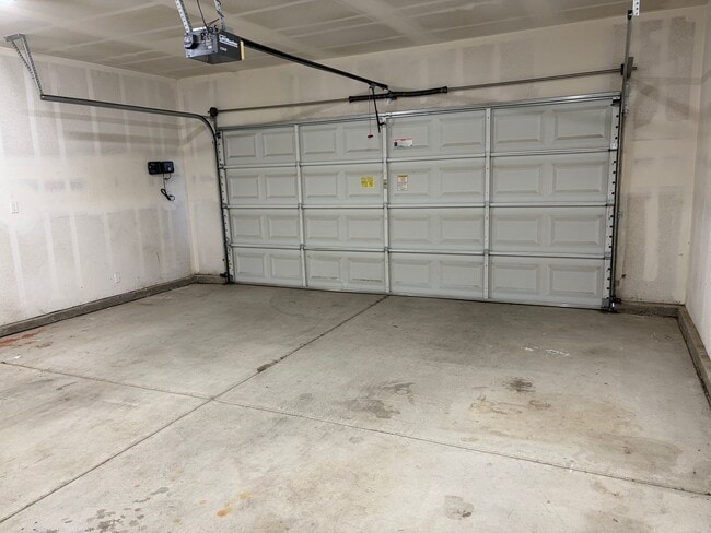 Building Photo - Spacious Single Story Home with Large Private Backyard & Covered Patio