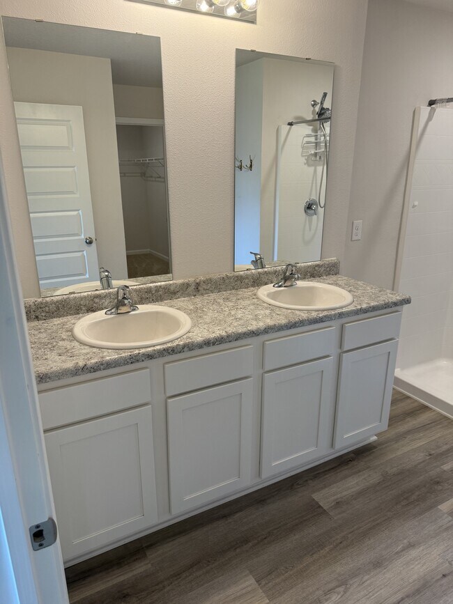 Building Photo - 5462 Peach Dr
