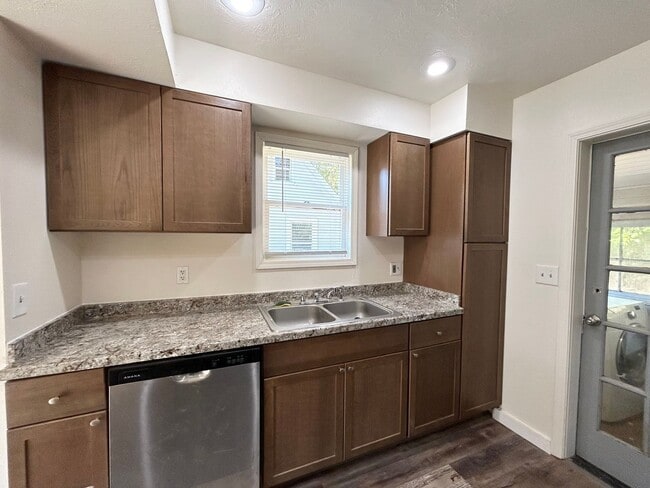 Building Photo - Serene 2 Bed, 1 Bath Home