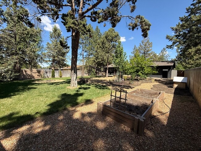 Building Photo - Beautiful 3 Bed/1 Bath Home with Large and Fenced Backyard - SE Bend