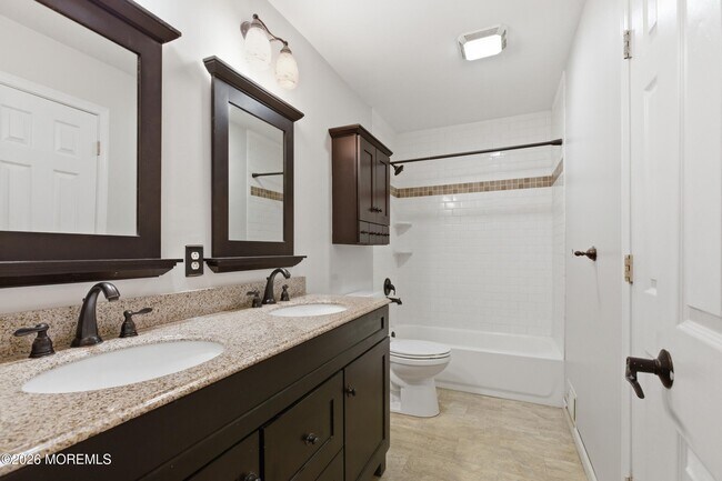 Building Photo - 536 River Dr