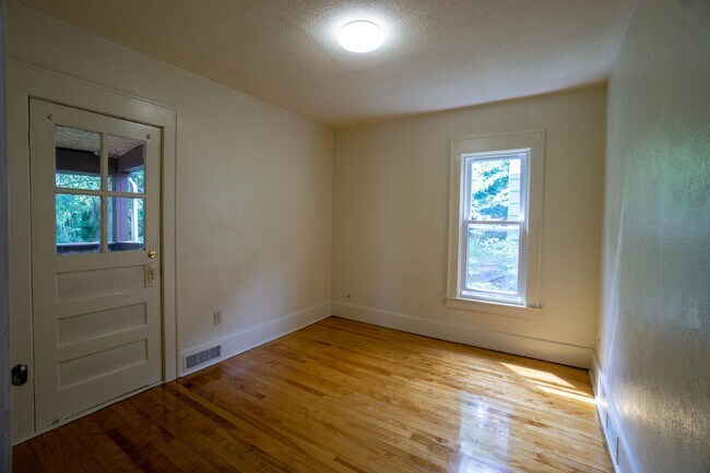 Building Photo - Large Newly Renovated Second Floor Flat Av...