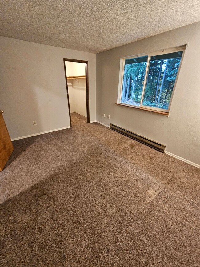 Building Photo - Port Orchard townhouse close to everything