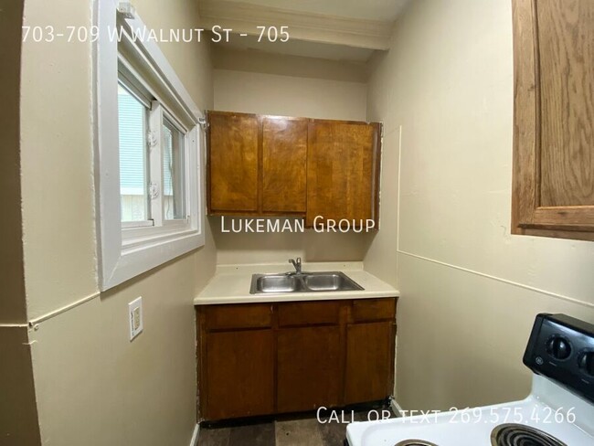 Building Photo - 705 W Walnut - 1/Bed 1/Bath Near WMU/K Col...