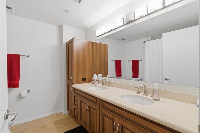 Building Photo - 7137 E Rancho Vista Dr
