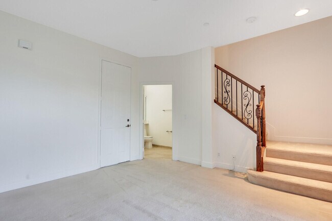 Building Photo - 4505 Artesa Way S