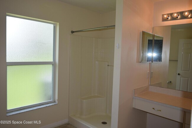 Building Photo - 142 Brescia St NE