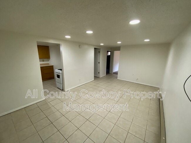 Building Photo - 1217 1/2 Bradley St