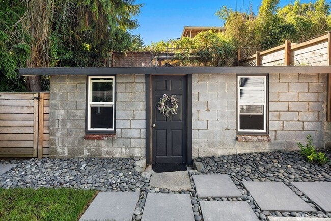 Building Photo - 3Bd/1.75Ba Seattle House