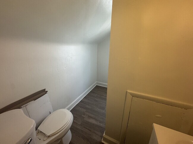 Building Photo - Completely Renovated & Move-In Ready!
