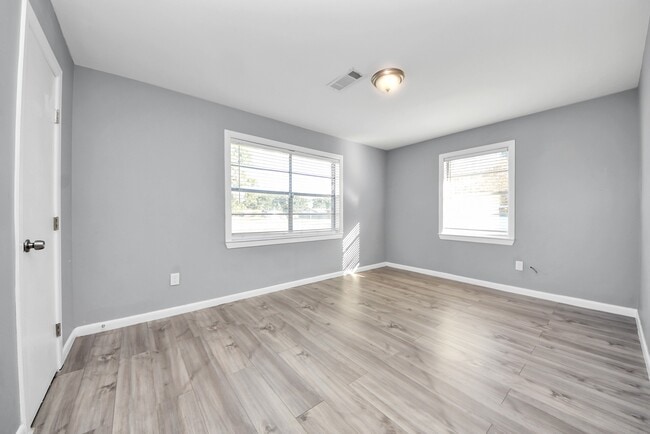 Building Photo - 1122 Un Vly Dr