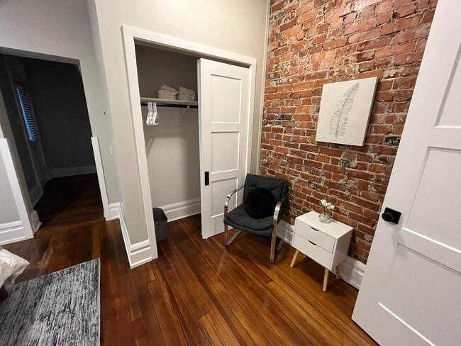 Building Photo - Dennison Ave 866-868 CR