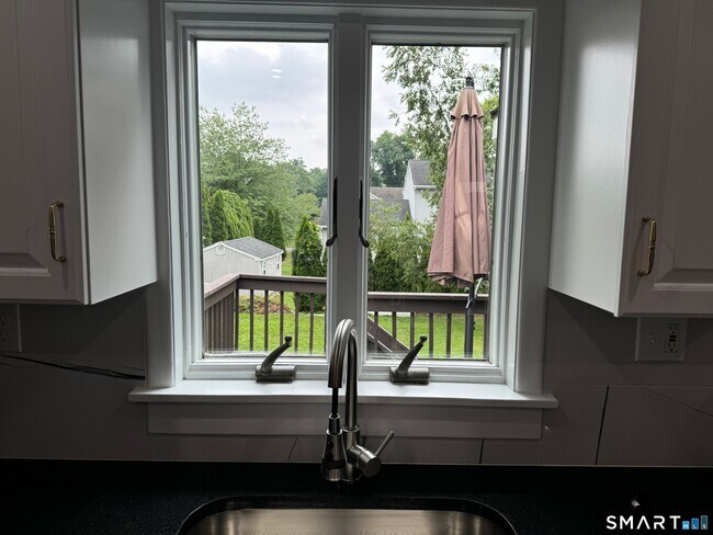 Building Photo - 11 Maple St