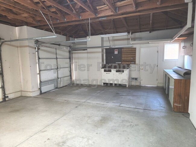 Building Photo - Spacious 4 Bed/2 Bath /1,970 square foot h...