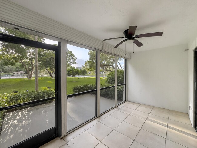 Building Photo - 2112 S Cypress Bend Dr