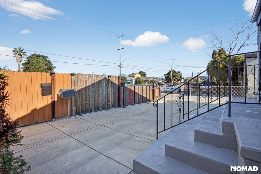 Building Photo - 1206 105th Ave