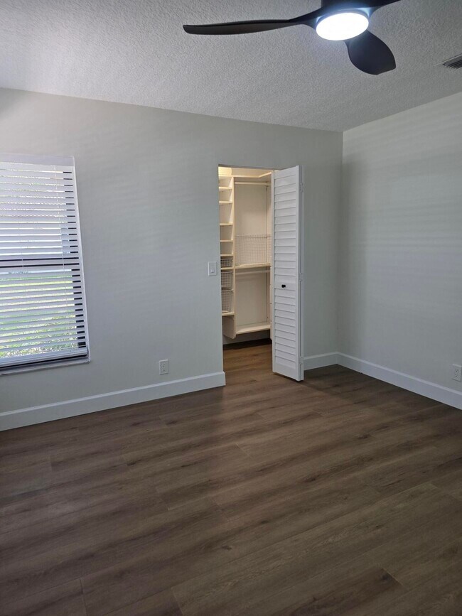 Building Photo - 11354 Island Lakes Ln