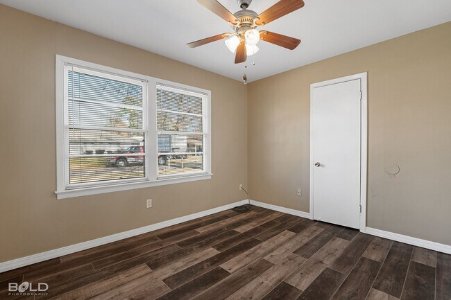 Building Photo - 3 bedroom 1 bath Southern Charm