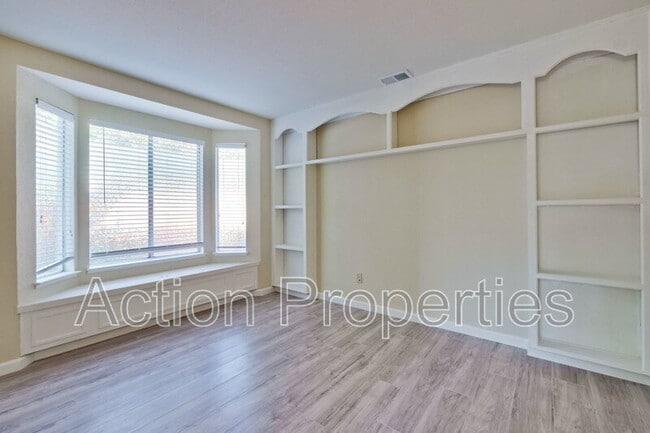 Building Photo - 1999 Garden Bing Cir