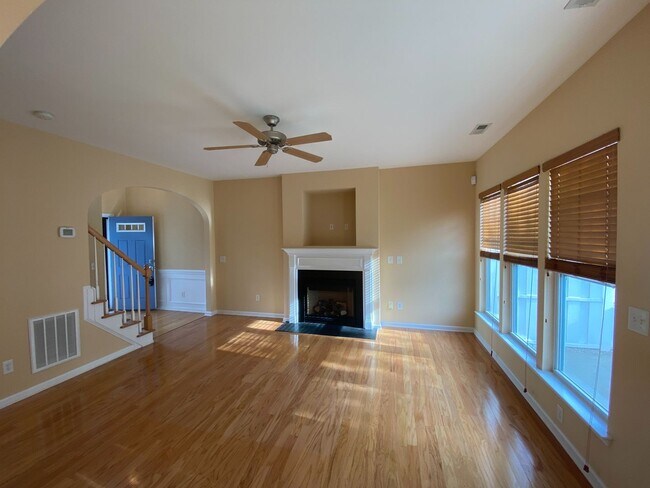 Building Photo - Move-in Ready 3 bed, 2.5 bath home located...