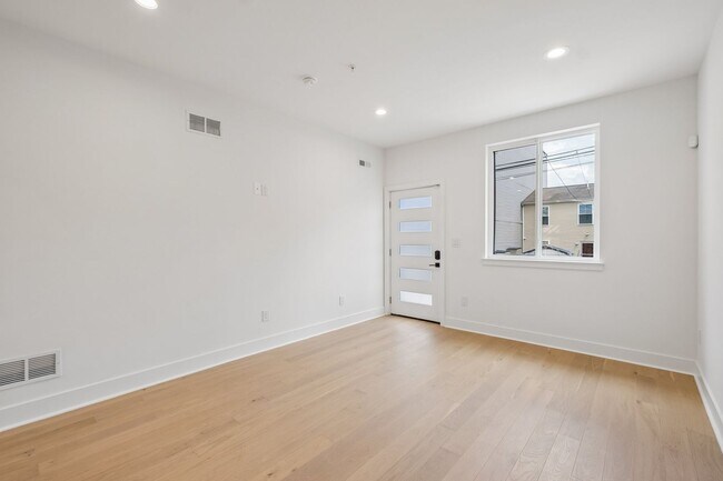 Building Photo - 1518 N Darien St