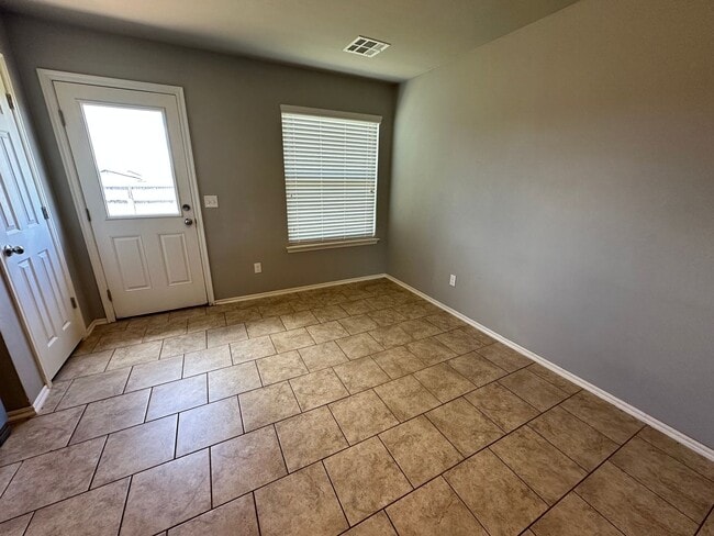 Building Photo - Beautiful 4 Bed 2 bath