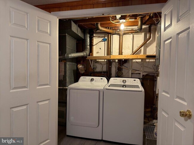 Building Photo - 905 W Poplar Rd