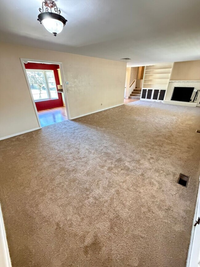 Building Photo - 3 Bedroom on Large corner lot!