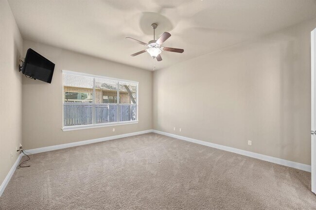 Building Photo - 4004 Gloucester Dr