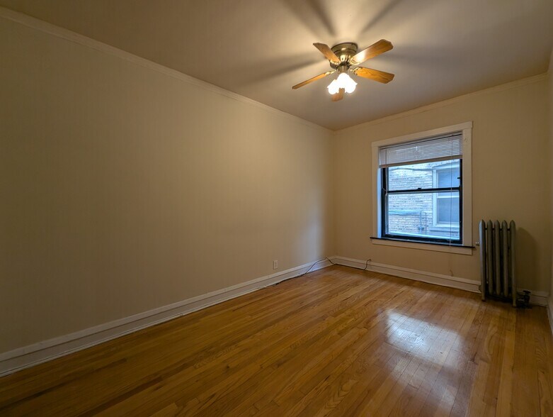 Building Photo - 2122 W Ainslie St