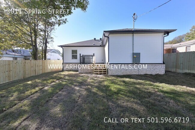 Building Photo - 3011 S Spring St