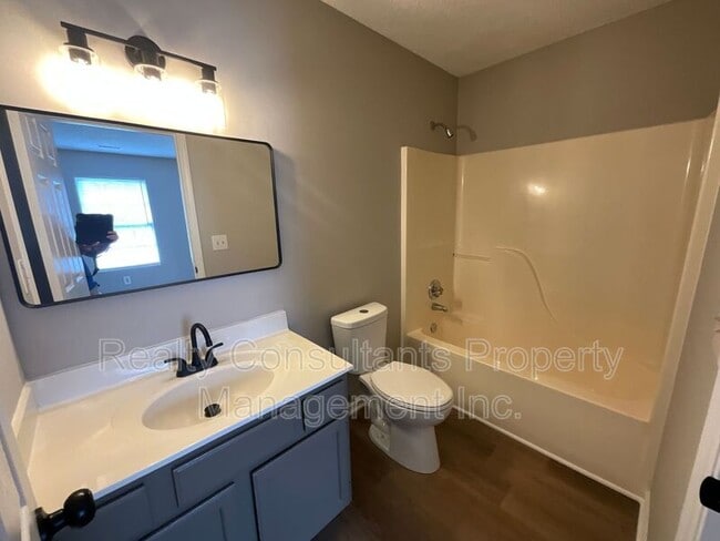 Building Photo - 2711 Ingleside Dr