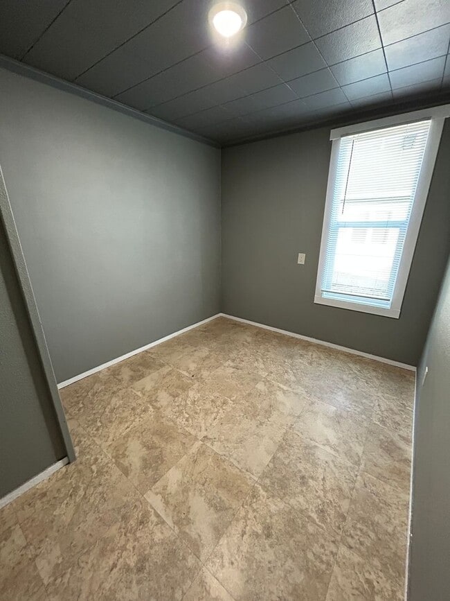 Building Photo - 3 bedroom house close to shopping.