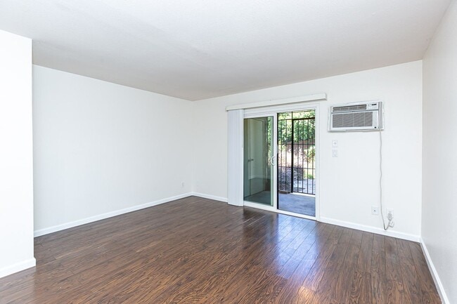 Building Photo - SPRING VALLEY HIDDEN GEM, LIGHT & BRIGHT T...