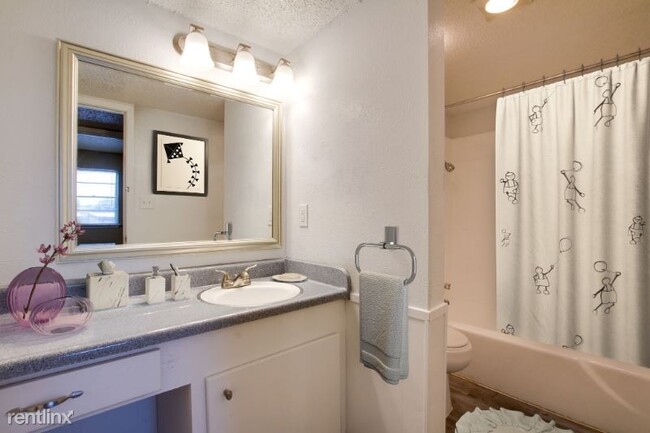 Building Photo - 1 br, 1 bath Apartment - 1012 W Arkansas Ln