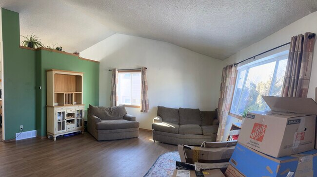 Lots of natural light and vaulted ceilings - 2619 15th Ave