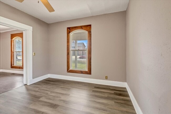 Building Photo - 913 S Hoff Ave